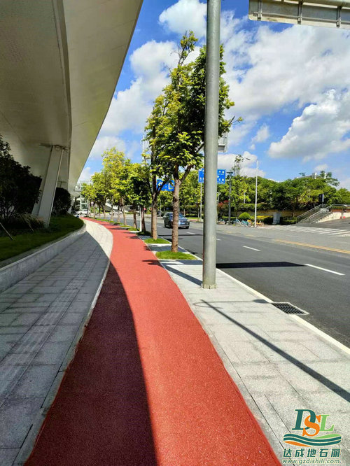 東莞市中心2號橋彩色透水混凝土噴油進(jìn)行中！
